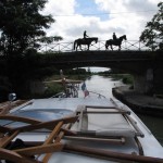 Deux chevaux sur un pont